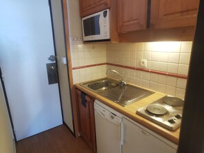 Fridge, microwave, stovetop, dishwasher - Cozy studio in Plagne Centre, direct piste access, sunny balcony (La Plagne)