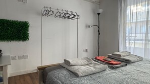 Standard Studio | Desk, laptop workspace, iron/ironing board, free WiFi - Sunlight City Apartment (Larnaca)