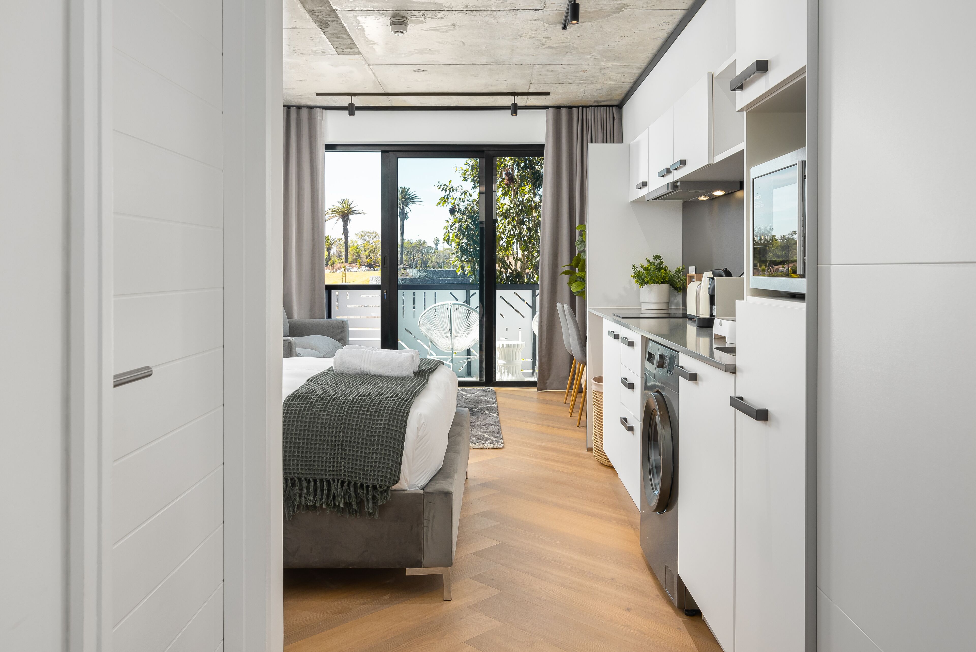 Estudi Comfort | Roba de llit d'alta qualitat i espai de treball apte per a portàtils 