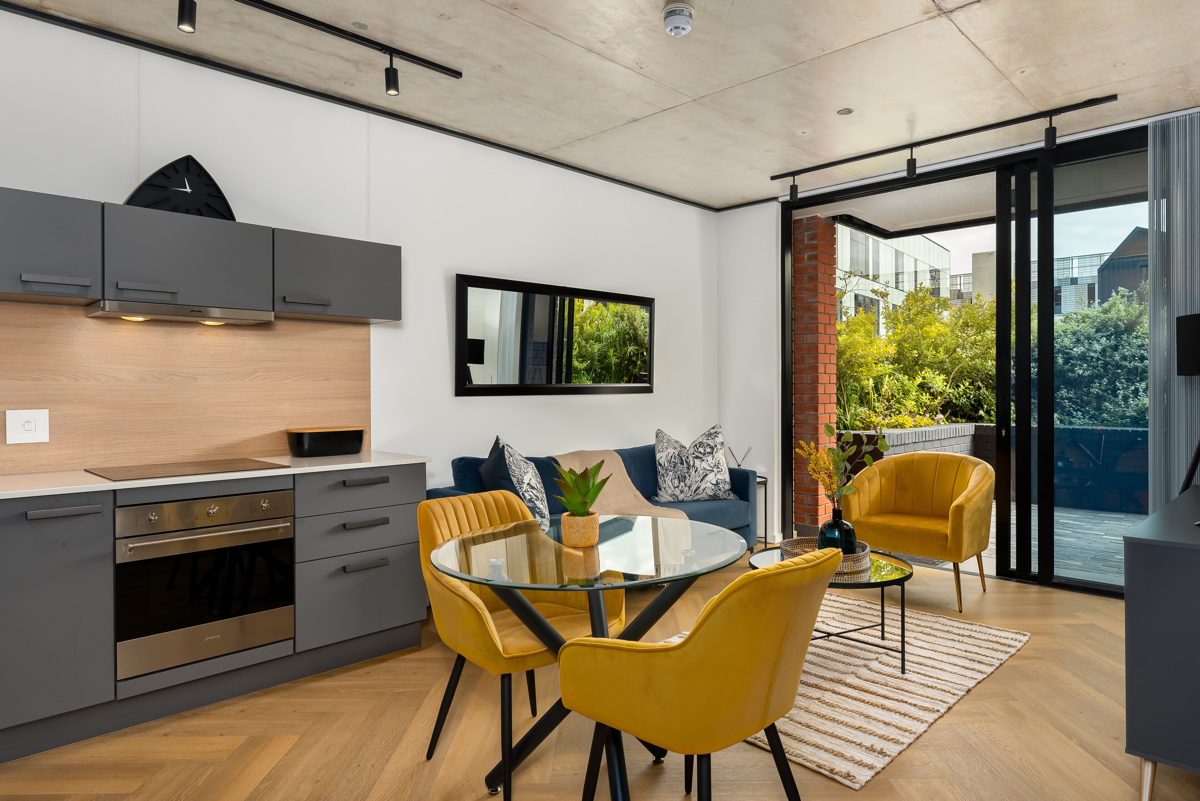 Apartament destacat | Sala d'estar | Televisor de 40 polzades amb canals per cable i Netflix 