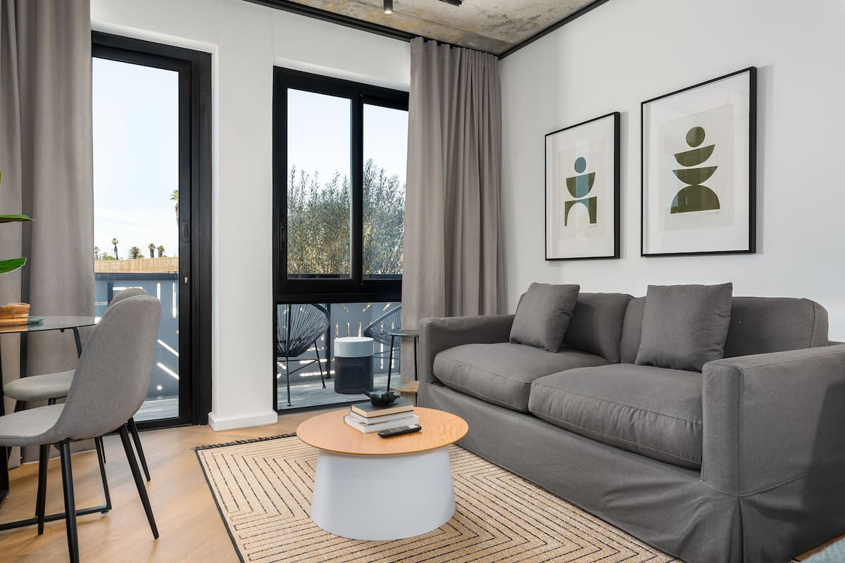 Classic Studio | Living area | 40-inch TV with cable channels, Netflix, streaming services
