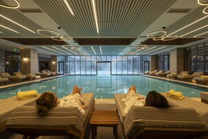 Una piscina al aire libre de temporada