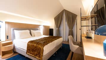 Suite Mewah | Seprai premium, minibar, brankas, dan kedap suara