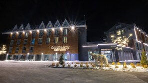 A hotel with a modern design, featuring a prominent sign that reads "Mega Saray Mount ERCYES." - Megasaray Mount Erciyes (Kayseri)