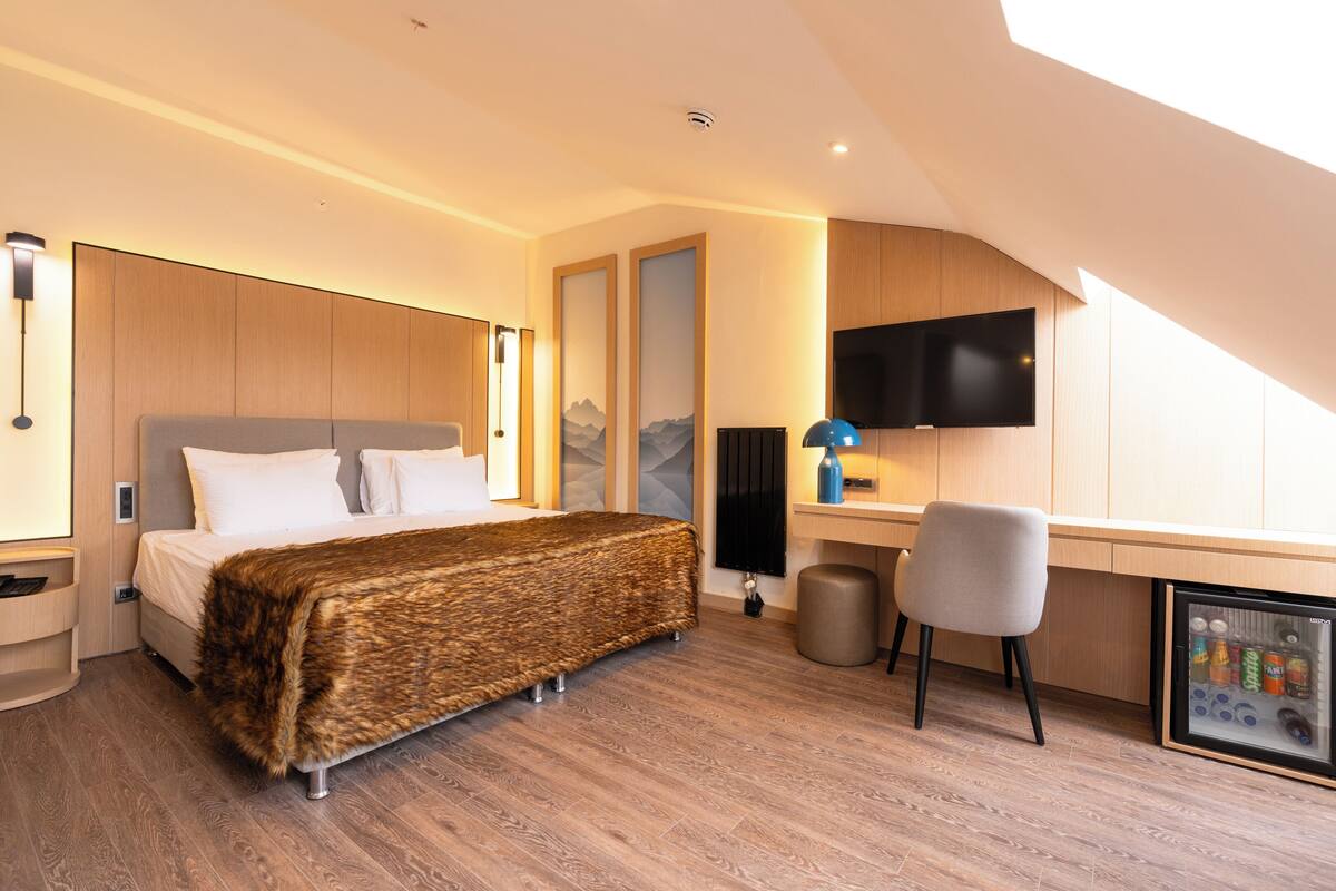 Premium bedding, minibar, in-room safe, soundproofing