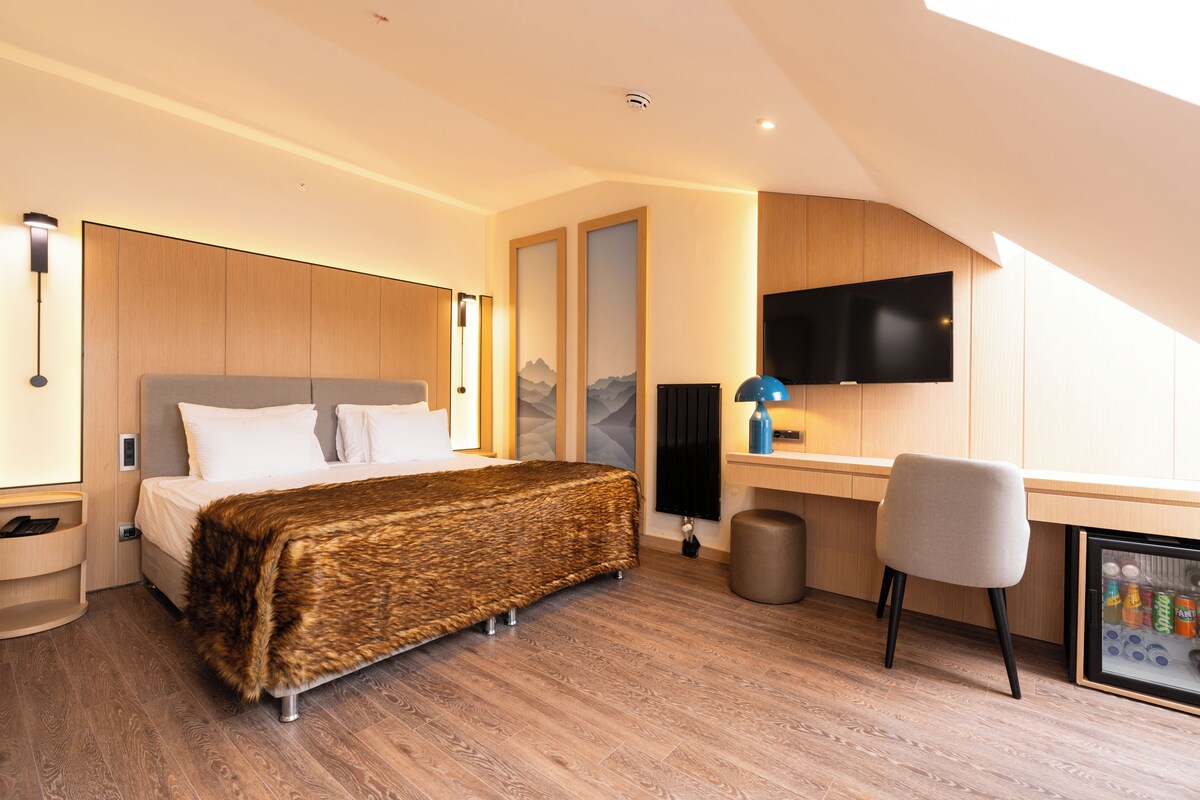 Premium bedding, minibar, in-room safe, soundproofing