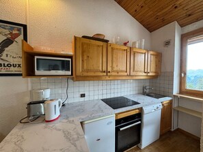 Private kitchen - Cozy apartment at ski in/out, sleeps 7 (Belle Plagne)
