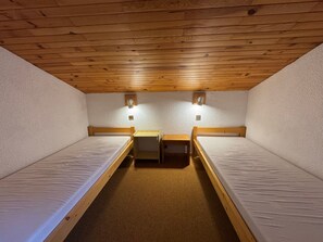 Room - Cozy apartment at ski in/out, sleeps 7 (Belle Plagne)