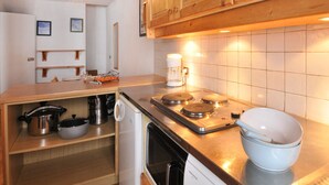 Kaffetrakter/tekoker, kjøleskap, mikrobølgeovn og ovn