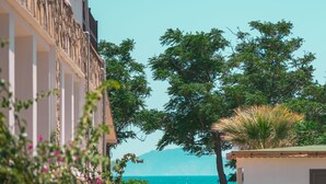 Un chemin menant à un bâtiment d’où l’on a une vue sur la mer.