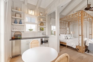 1 habitación, tabla de planchar con plancha, wifi y ropa de cama