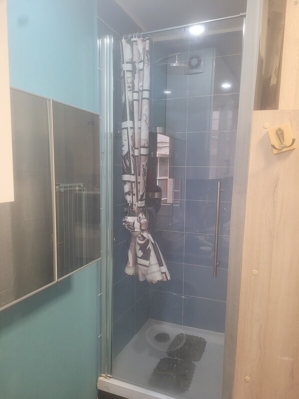 Een douche, een haardroger, toiletpapier