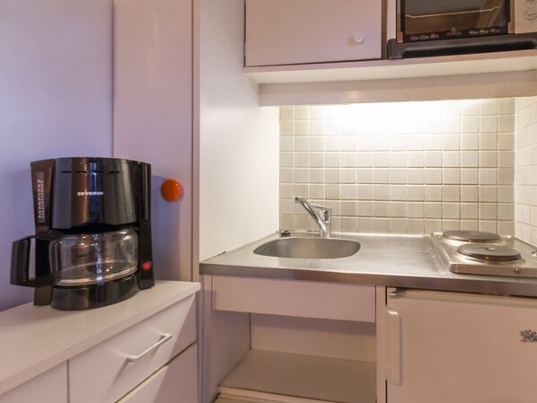 Réfrigérateur, four, plaque de cuisson, cafetière/bouilloire