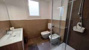 Shower, hair dryer, bidet, towels - Villa Silvia, with private heated pool and garden. (Solarolo)