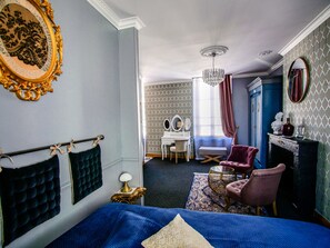 City suite, uitzicht op de stad (Marie Antoinette) | 1 slaapkamer, individueel gedecoreerd, individueel gemeubileerd