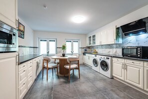 Micro-ondes, four, plaque de cuisson, lave-vaisselle