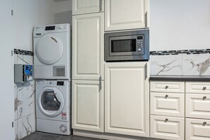 Micro-ondes, four, plaque de cuisson, lave-vaisselle