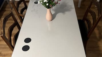 Muebles diferentes, escritorio y espacio para trabajar con laptop