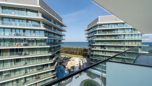 A modern hotel with multiple floors, large windows, and a pool area. - Prywatne Apartamenty Sun & Snow w Wave (Miedzyzdroje)
