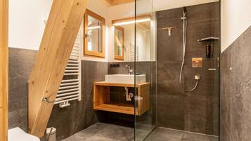 Dusche, Haartrockner, Handtücher