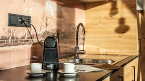 Kaffetrakter/tekoker, kjøleskap, mikrobølgeovn og ovn
