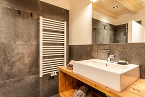 Shower, hair dryer, towels - Holiday Apartment "Zu Grof Alpenglühn" (Castelrotto)