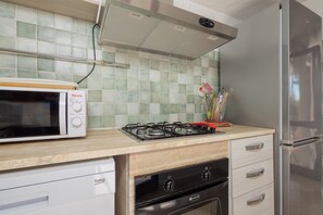 Frigorifero, microonde, forno, piano cottura