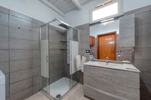 Douche, sèche-cheveux, serviettes fournies