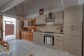 Frigorifero, forno, piano cottura, pentole/stoviglie/utensili