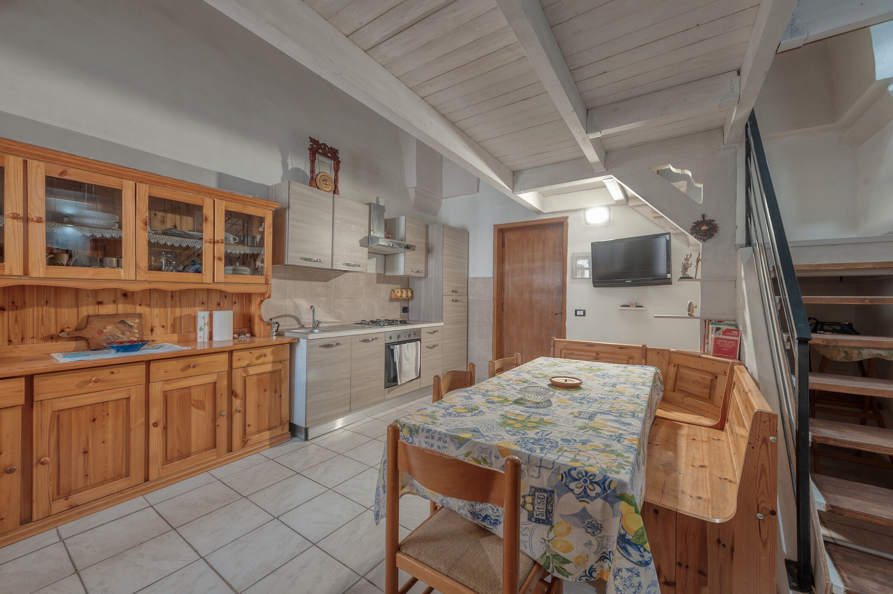 Jääkaappi, uuni, liesi, keittoastiat/astiat/ruokailuvälineet