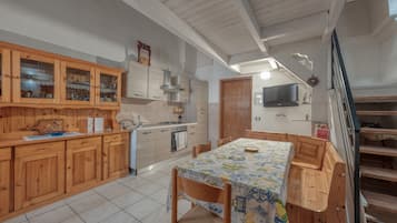 KĂŒhlschrank, Ofen, Herdplatte, Kochgeschirr/Geschirr/Besteck