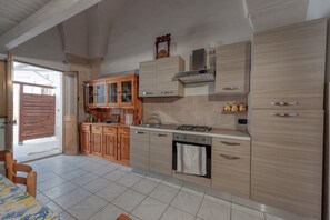 Fridge, oven, stovetop, cookware/dishes/utensils
