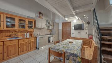 Frigorifero, forno, piano cottura, pentole/stoviglie/utensili