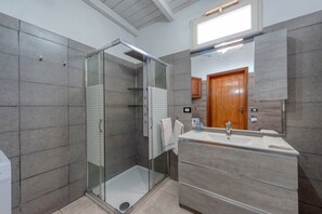 Regadera, secadora de cabello, toallas 