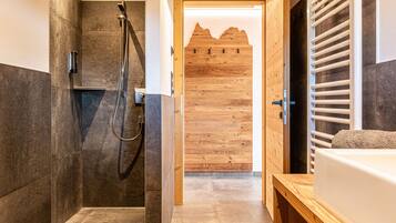 Dusche, kostenlose Toilettenartikel, Haartrockner, Handtücher