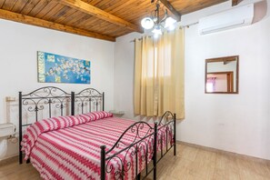 2 slaapkamers, een strijkplank/strijkijzer, gratis wifi, beddengoed