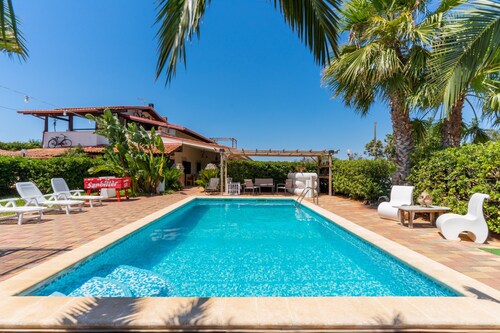 Ferienhaus 'Villa Relax' mit Gemeinschaftspool und WLAN