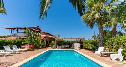 Ferienhaus 'Villa Relax' mit Gemeinschaftspool und WLAN