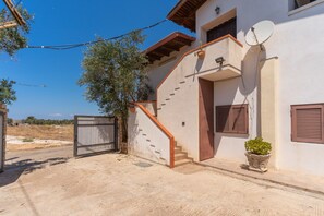 Exterior - Holiday Home 'Villa Relax' with Shared Pool & Wi-Fi (Galatone)