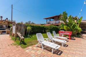 Outdoor dining - Holiday Home 'Villa Relax' with Shared Pool & Wi-Fi (Galatone)