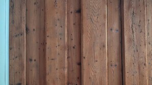 A wooden door with vertical planks and a metal latch. - Cozy fresh apartment with rustic roof in quiet area (Graz)