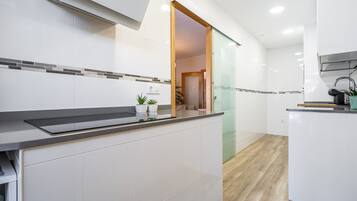 KĂŒhlschrank, Mikrowelle, Ofen, Herdplatte