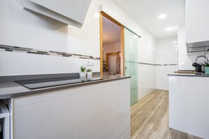 Fridge, microwave, oven, stovetop - Holiday Home "Another Day in Paradise" with Mountain Views, Pool and Wi-Fi (Calafell)