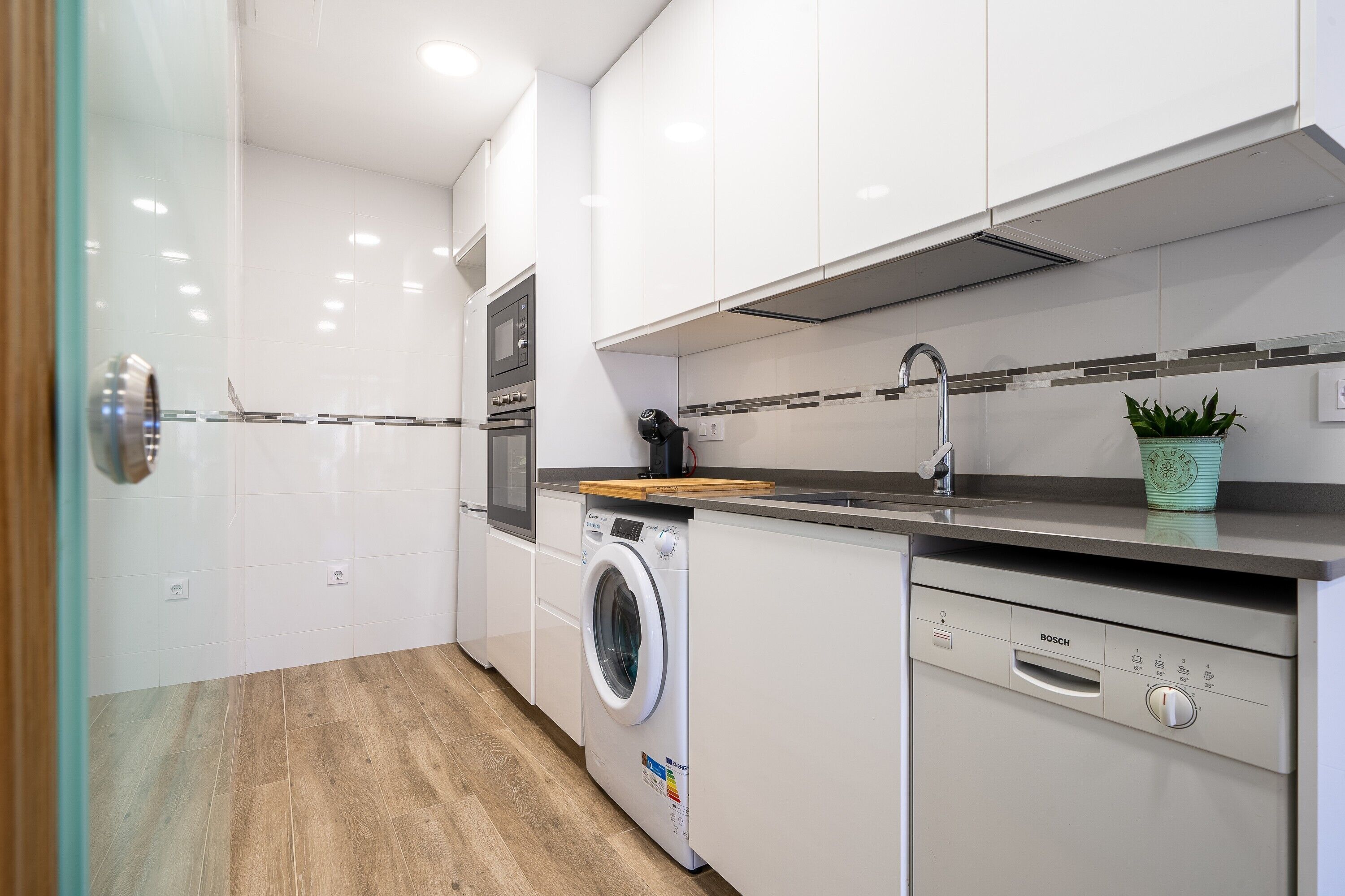 Jääkaappi, mikroaaltouuni, uuni, liesi