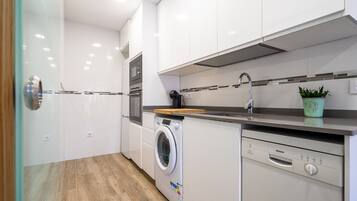 Jääkaappi, mikroaaltouuni, uuni, liesi