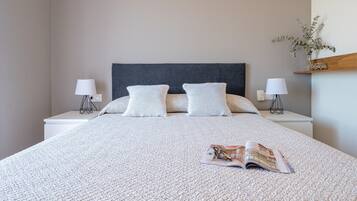 3 slaapkamers, een strijkplank/strijkijzer, gratis wifi, beddengoed