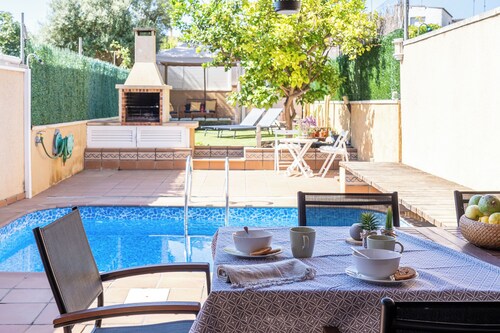 Holiday Home "Another Day in Paradise" with Mountain Views, Pool and Wi-Fi