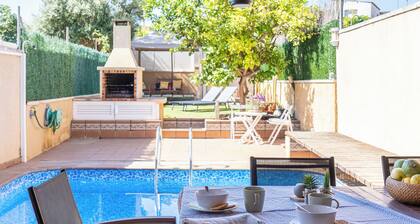 Holiday Home "Another Day in Paradise" with Mountain Views, Pool and Wi-Fi