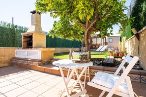 Terrace/patio - Holiday Home "Another Day in Paradise" with Mountain Views, Pool and Wi-Fi (Calafell)