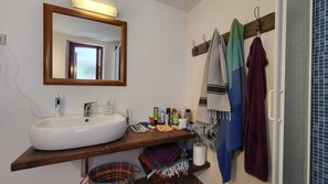 Shower, towels - Strandhaus 'Perla di Mare' direkt am Meer (Capoliveri)